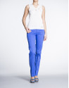 Top crudo cuello pico con bordado.