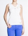 Top crudo cuello pico con bordado.