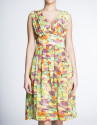 Vestido escote V talle alto estampado floral.