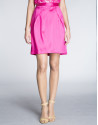 Falda corta cruzada fucsia con pliegues