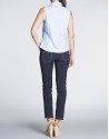Camisa sin mangas en vichy azul y blanco.
