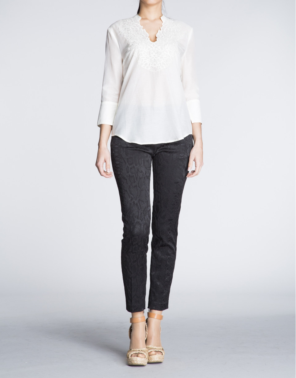 Blusa de seda beige con escote bordado a tono.