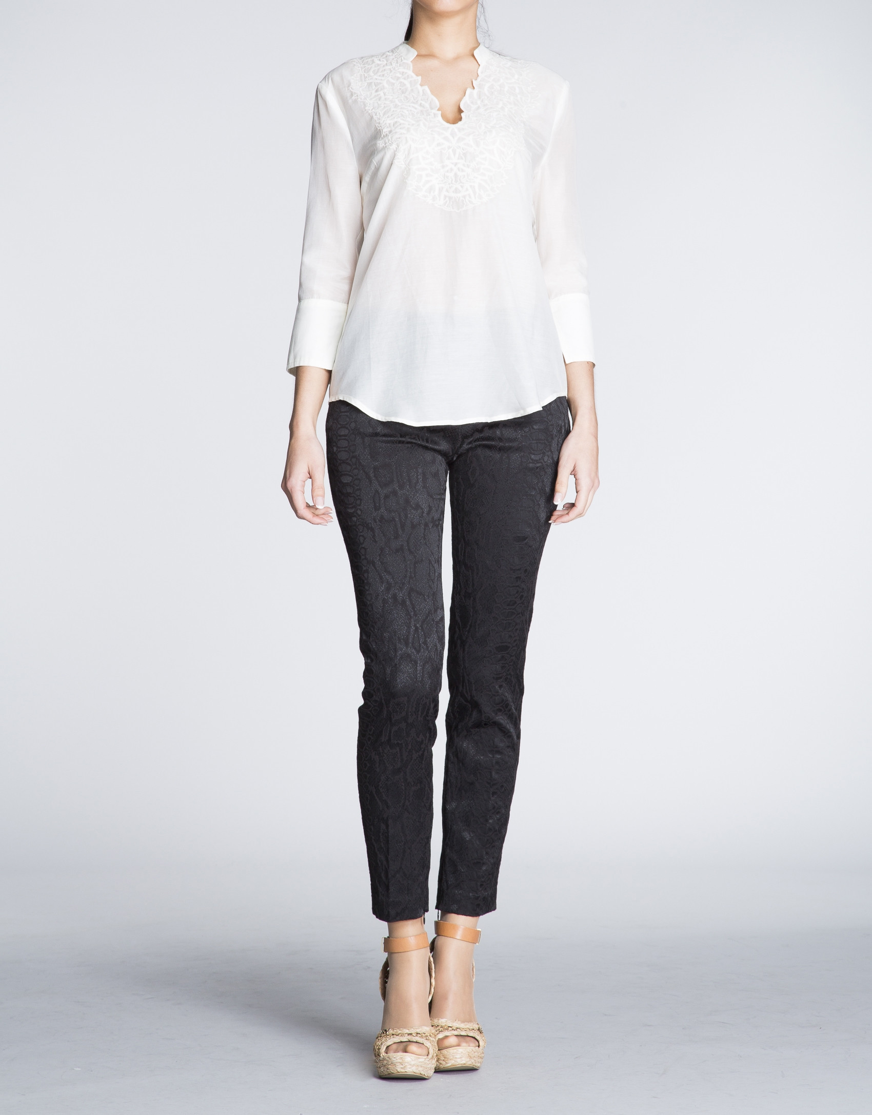 Blusa de seda beige con escote bordado a tono.