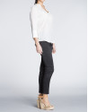 Blusa de seda beige con escote bordado a tono.