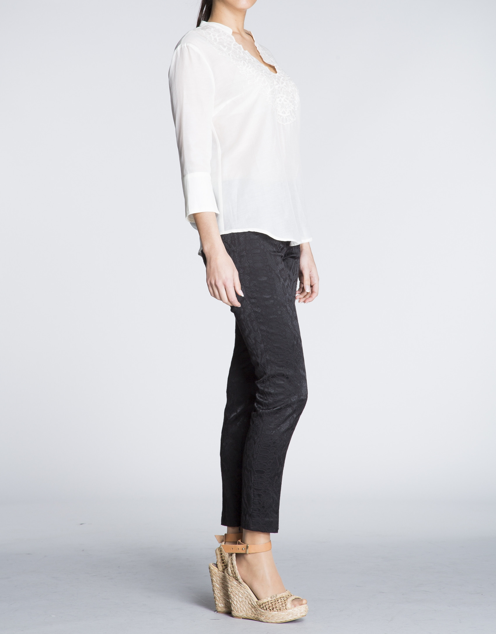 Blusa de seda beige con escote bordado a tono.