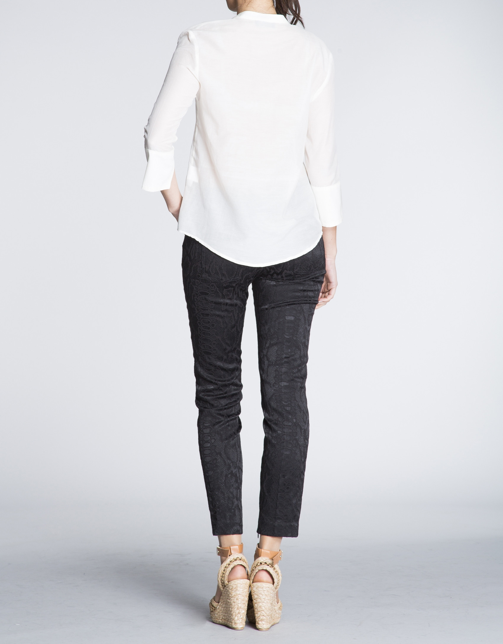 Blusa de seda beige con escote bordado a tono.