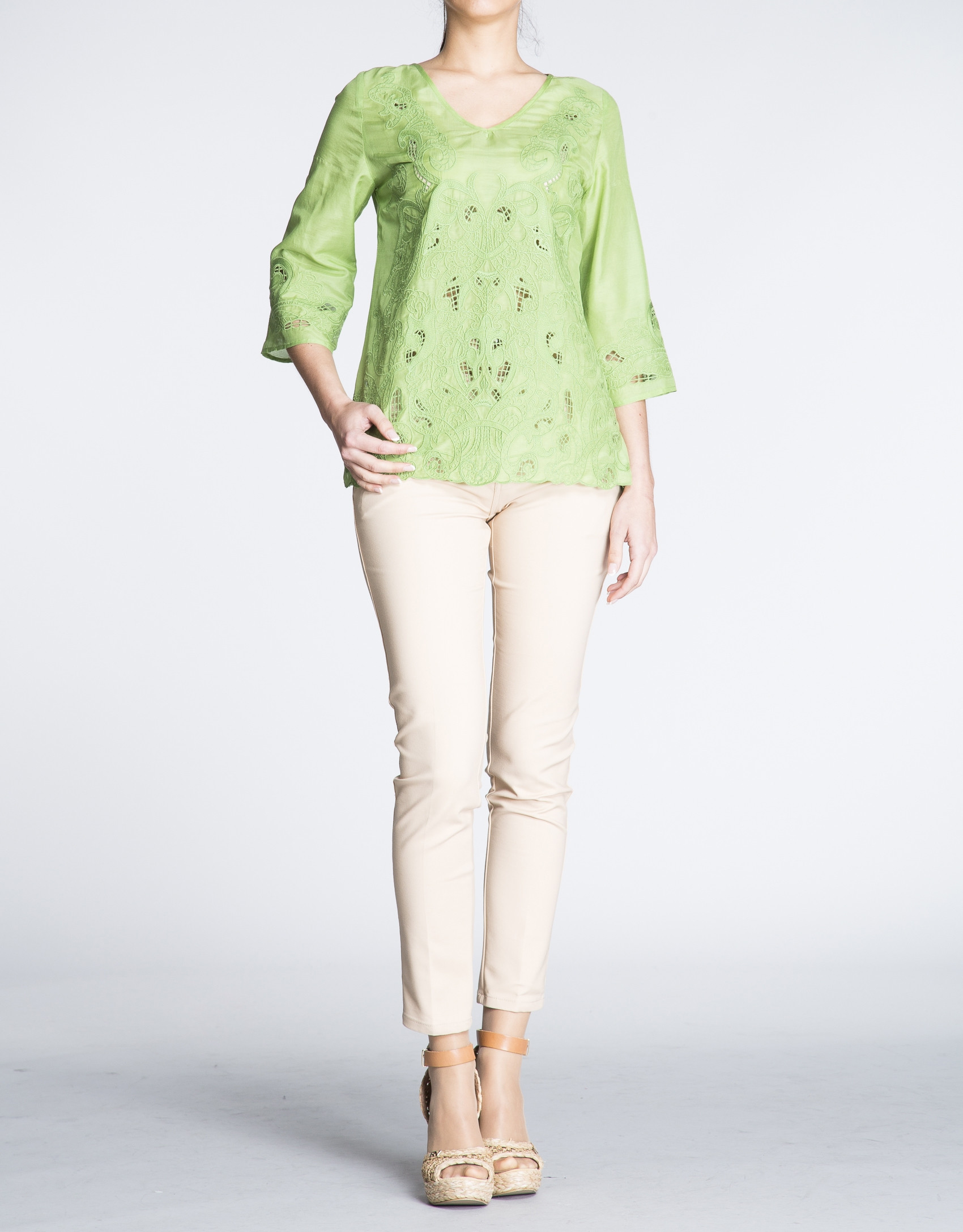 Túnica de seda verde con bordados. 