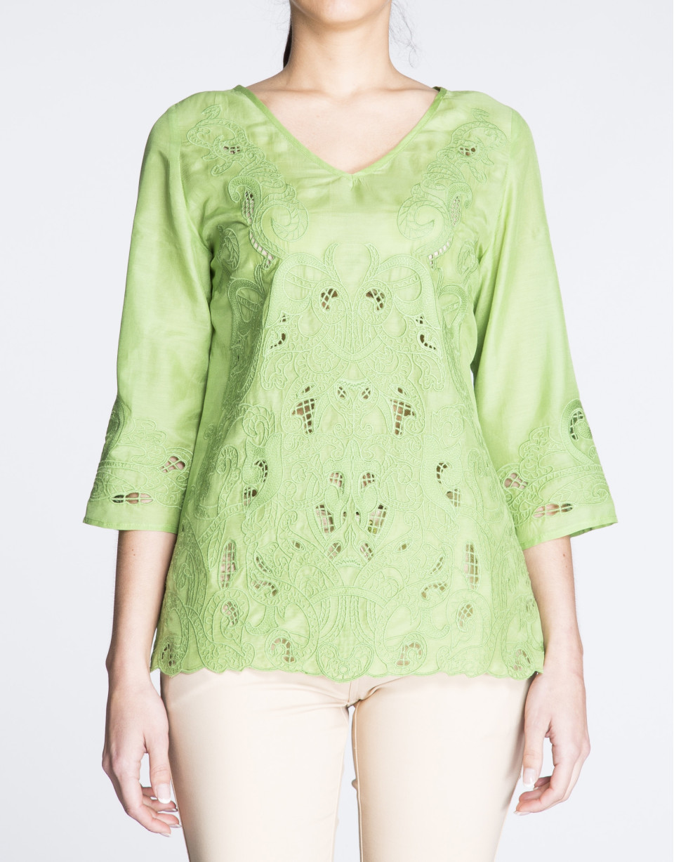 Túnica de seda verde con bordados. 
