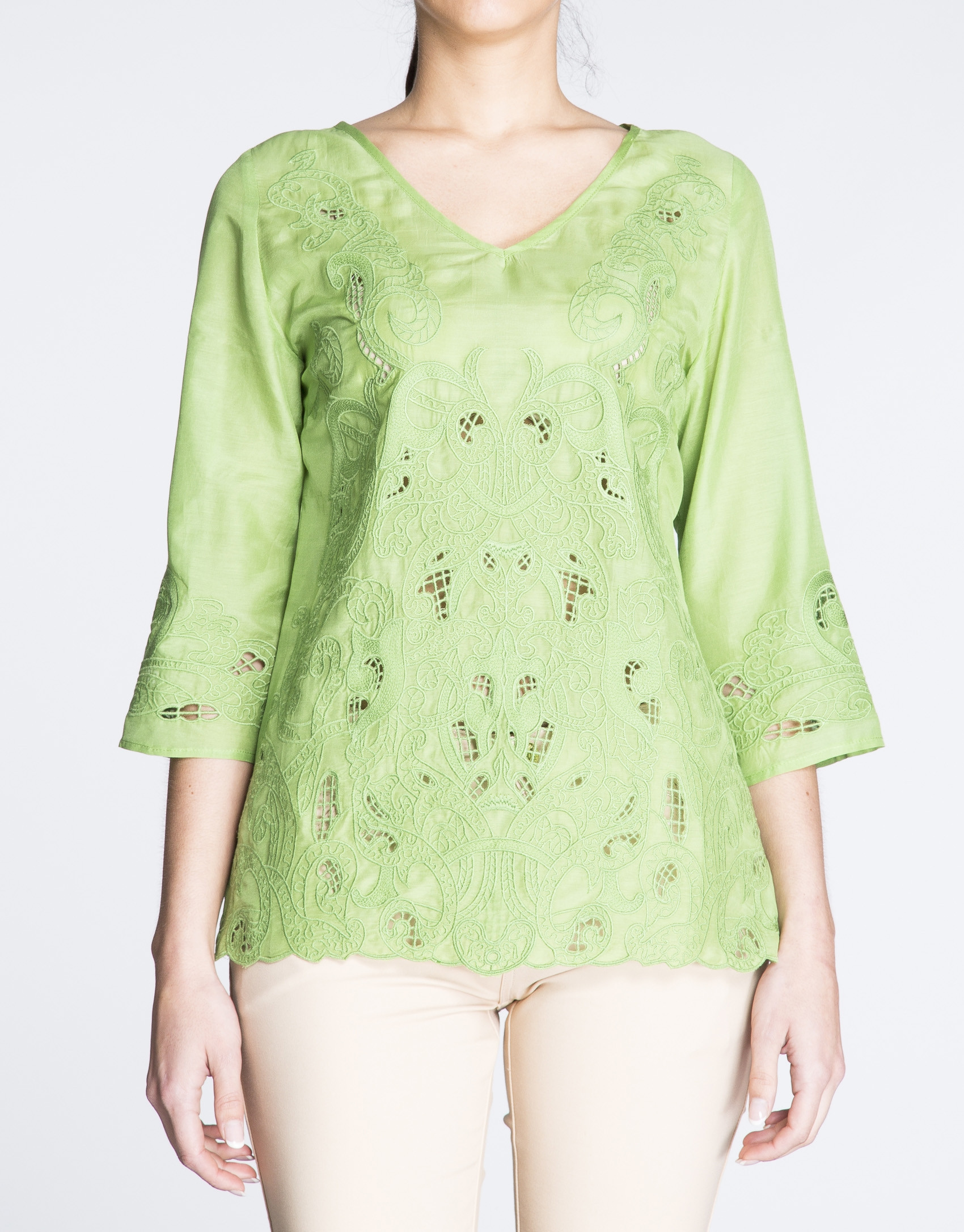 Túnica de seda verde con bordados. 