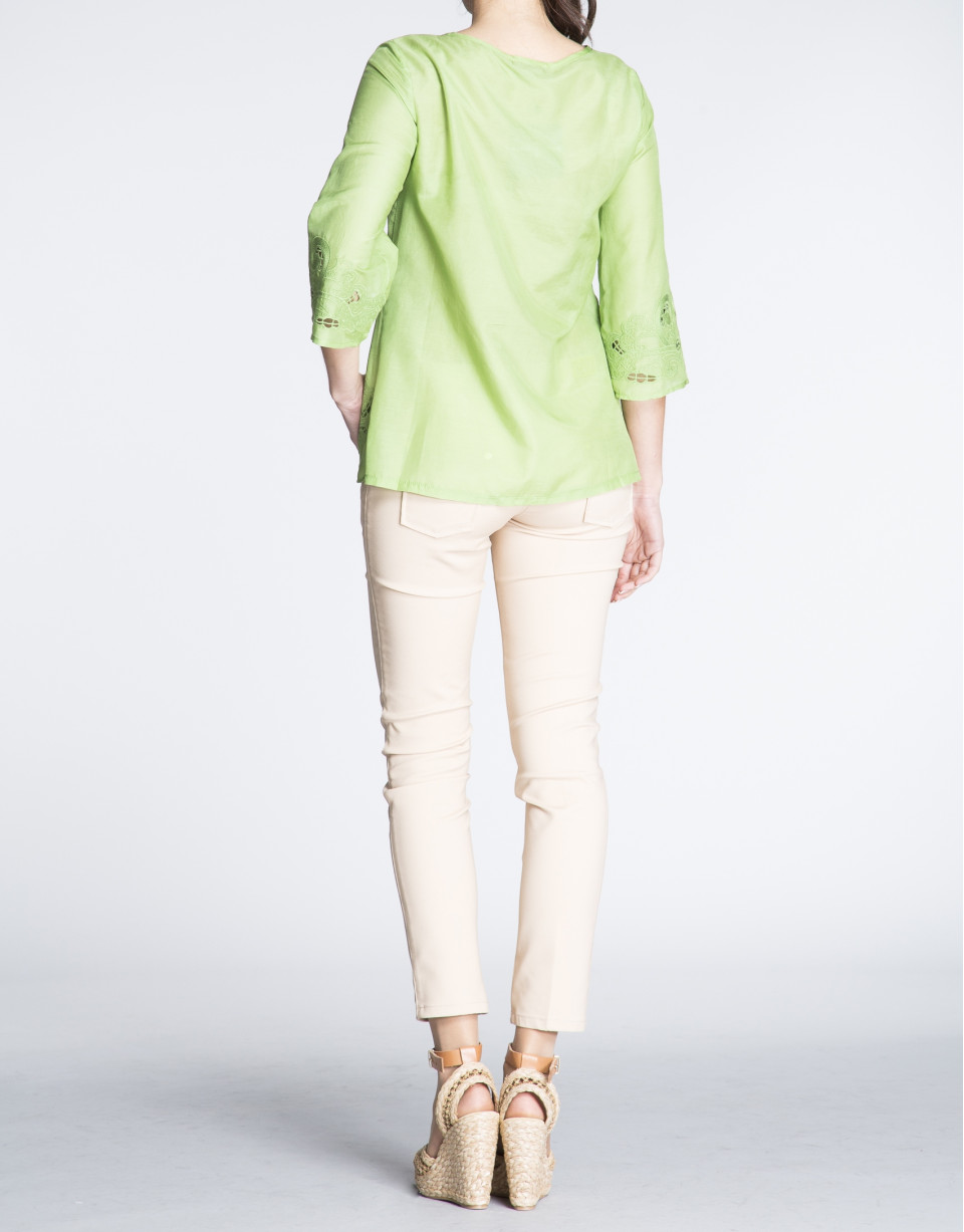 Túnica de seda verde con bordados. 