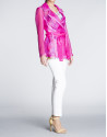 Chaqueta ligera coral transparente.