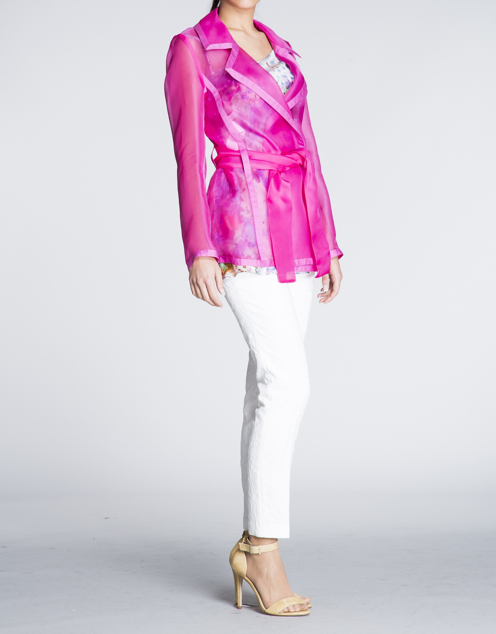 Chaqueta ligera coral transparente.