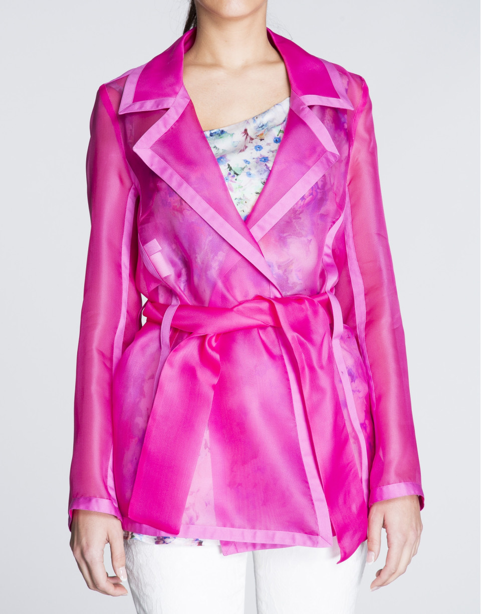Chaqueta ligera coral transparente.