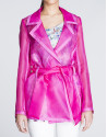 Chaqueta ligera coral transparente.