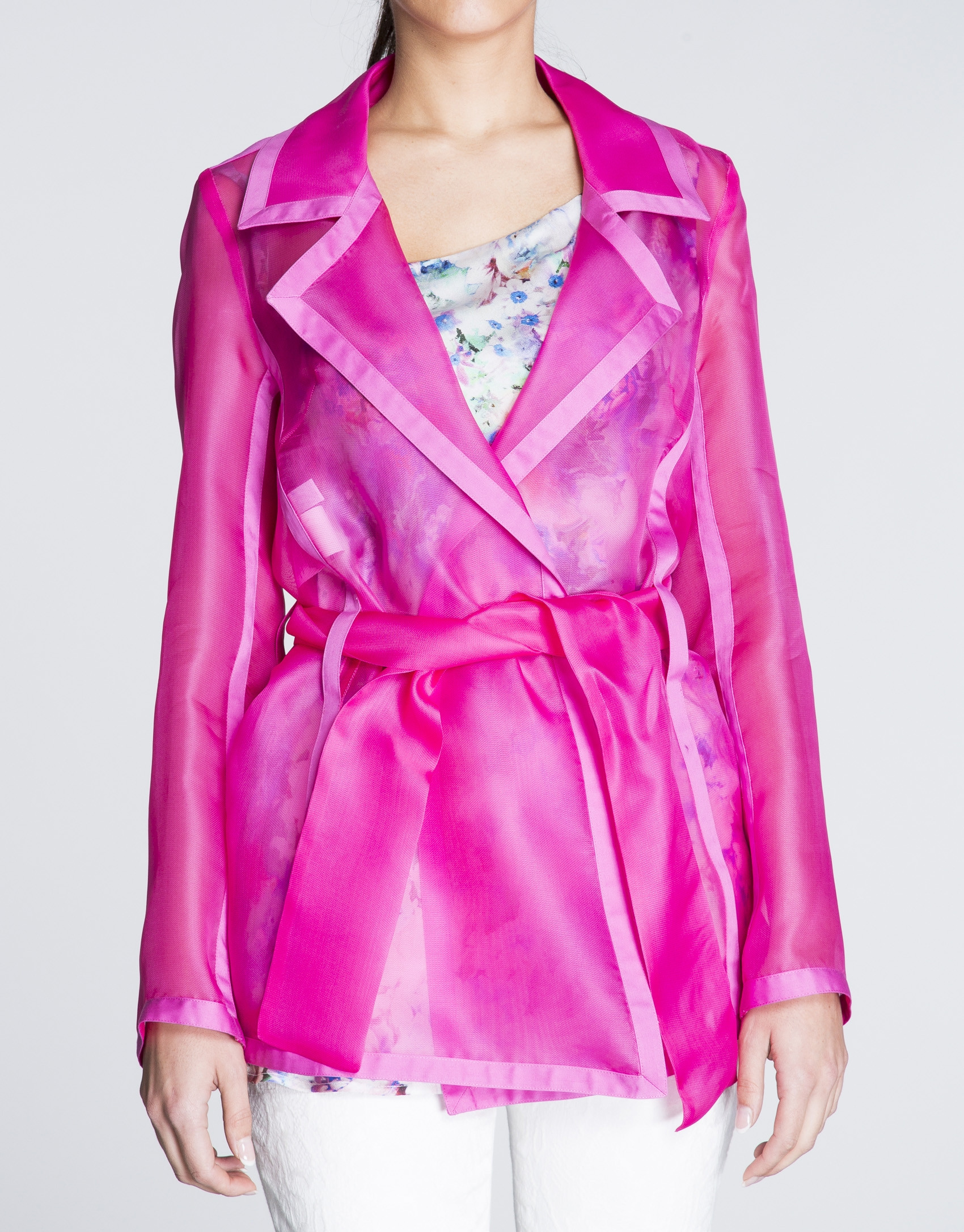 Chaqueta ligera coral transparente.