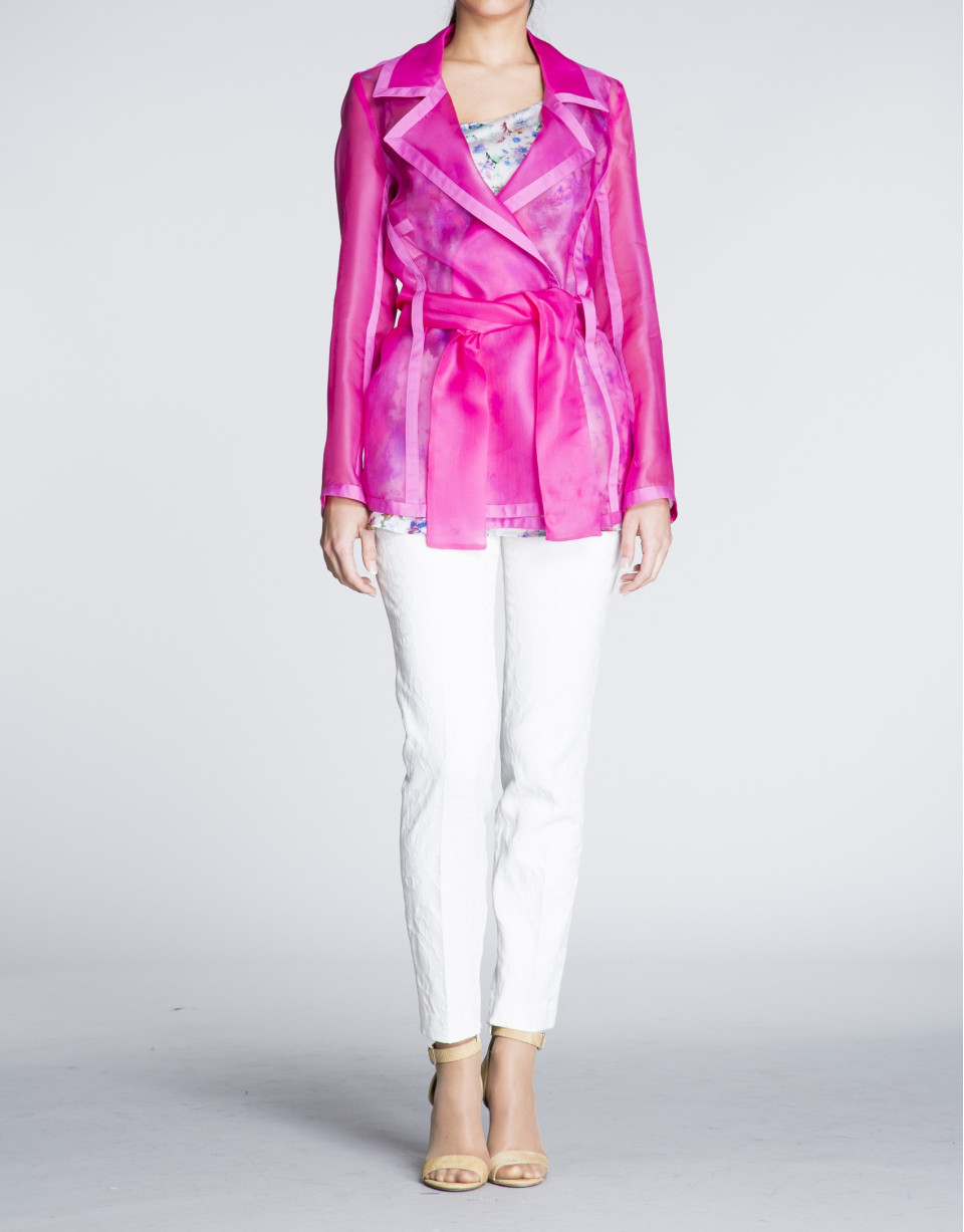Chaqueta ligera coral transparente.