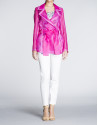 Chaqueta ligera coral transparente.