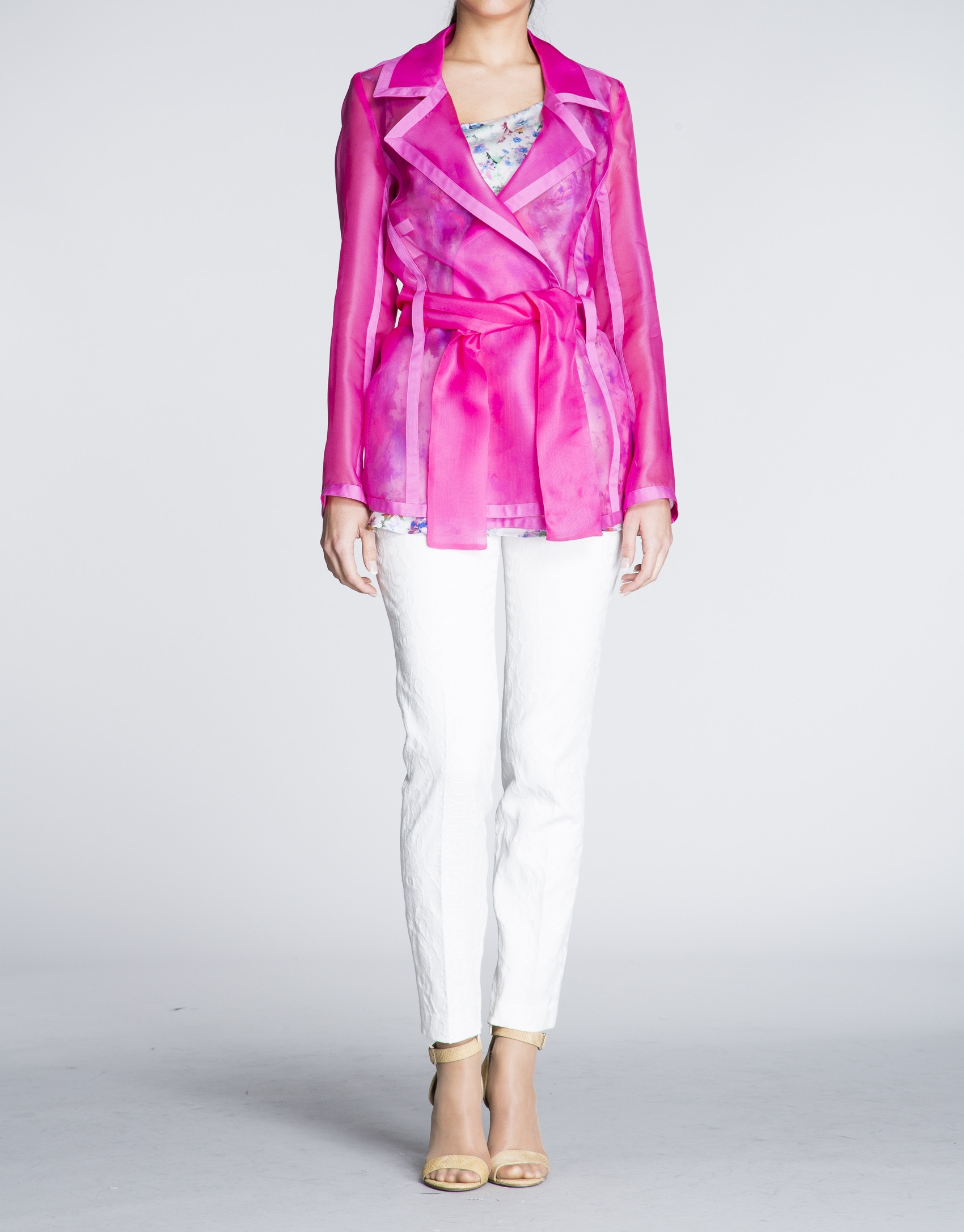 Chaqueta ligera coral transparente.