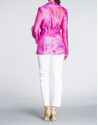 Chaqueta ligera coral transparente.