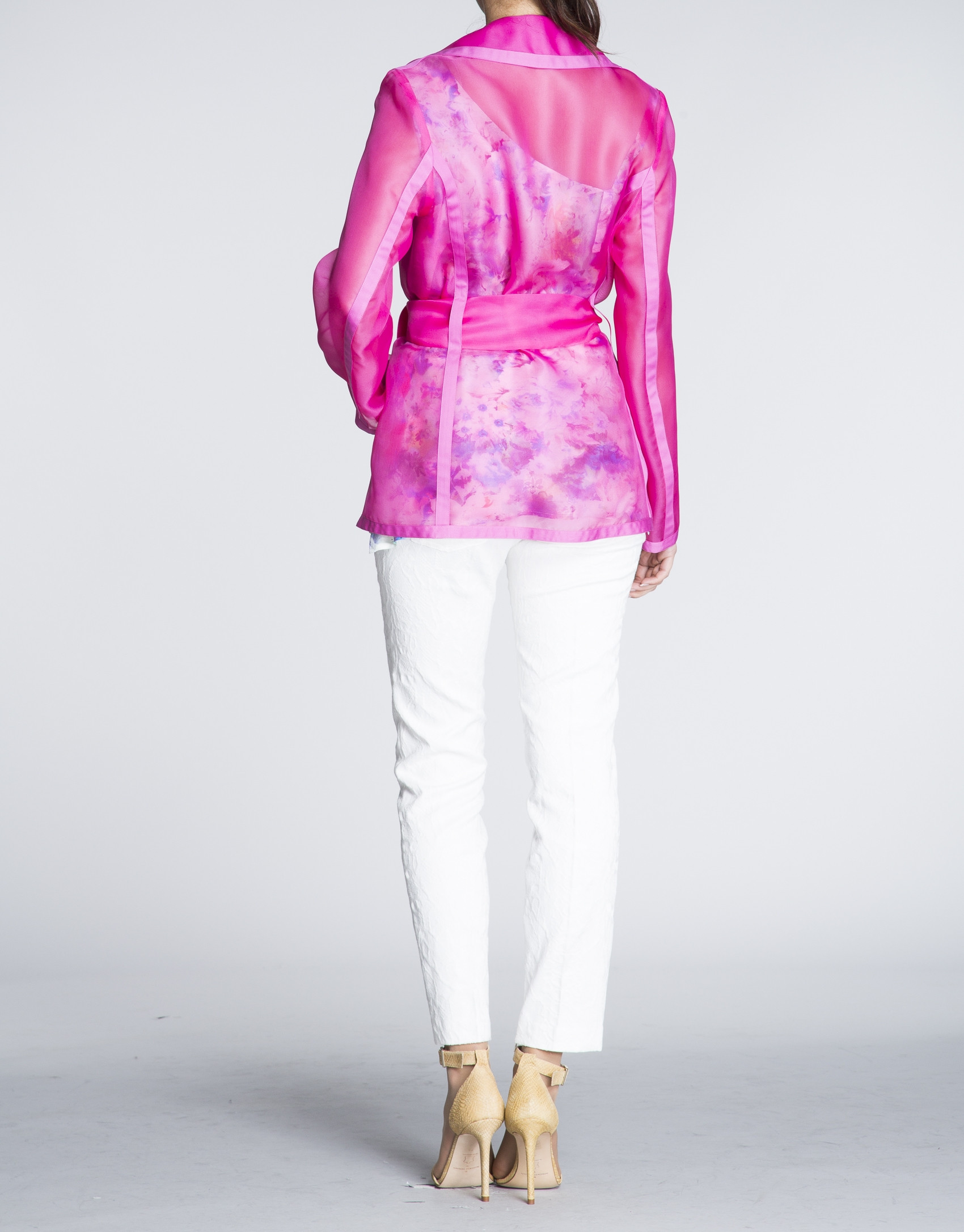 Chaqueta ligera coral transparente.
