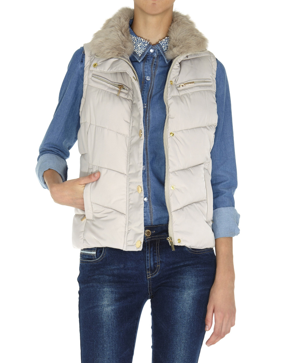 Chaleco acolchado beige cuello pelo