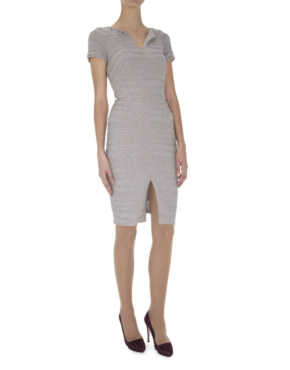 Vestido recto manga corta y cuello pico tejido punto relieve beige
