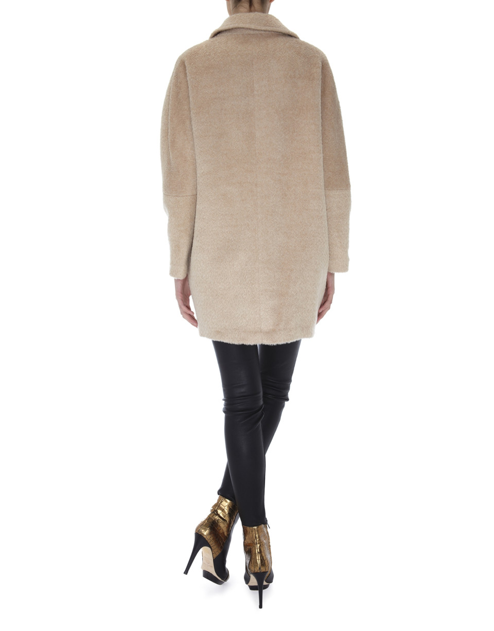 Abrigo beige con solapa de lana y alpaca