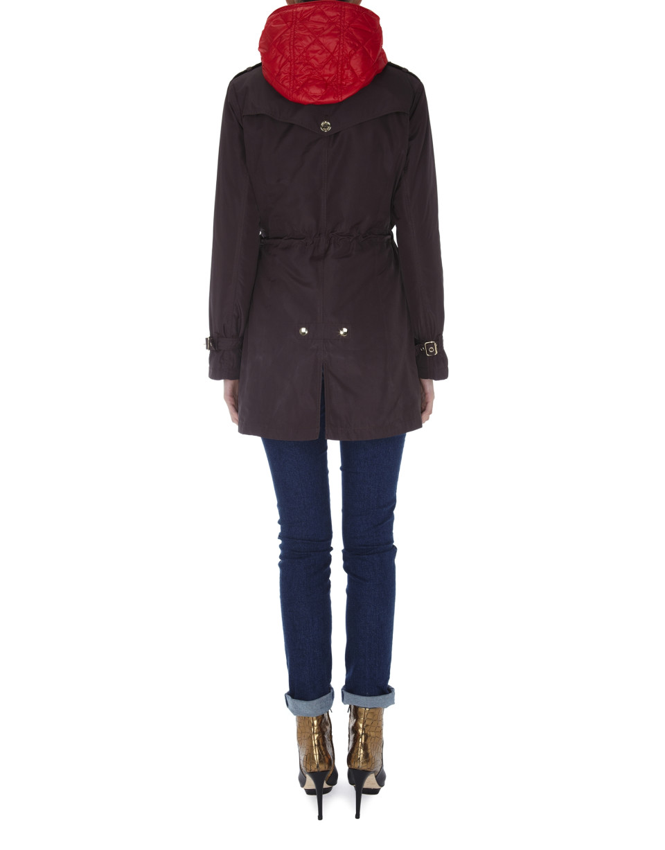 Trench marrón interior rojo extraíble