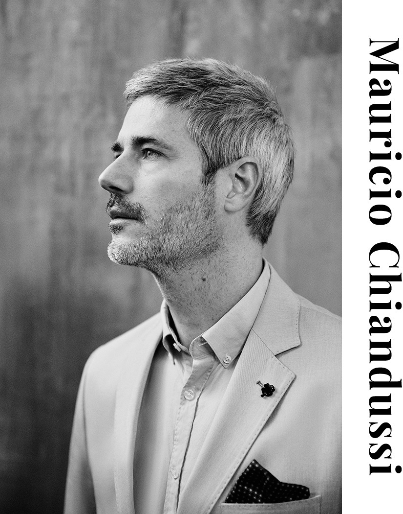 Americana algodón beige / Pantalón de traje en algodón beige / Deportiva blanca con franjas laterales - Roberto Verino