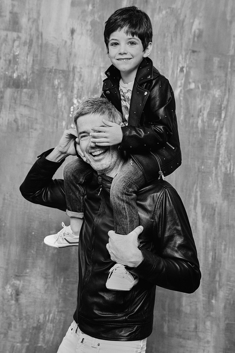 Pantalón cinco bolsillos blanco roto / Cazadora piel negra tira cuello - Roberto Verino