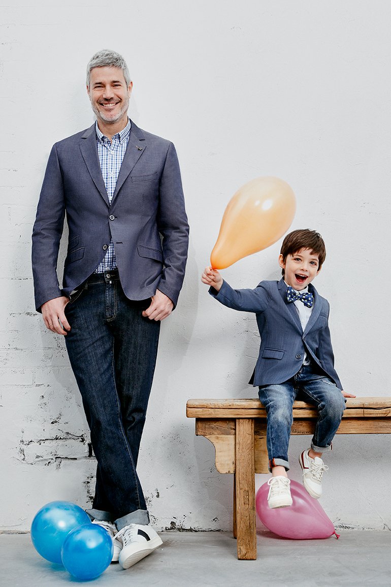 Pantalón vaquero azul stone washed / Americana algodón índigo / Pajarita azul marino jacquard margaritas verdes - Roberto Verino