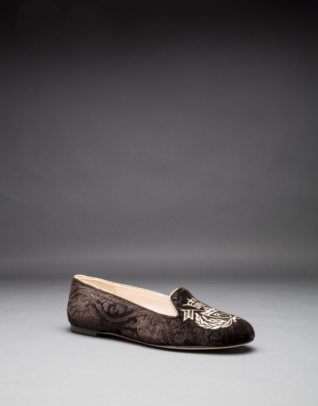 Zapato en terciopelo marrón con escudo bordado en lorex oro claro