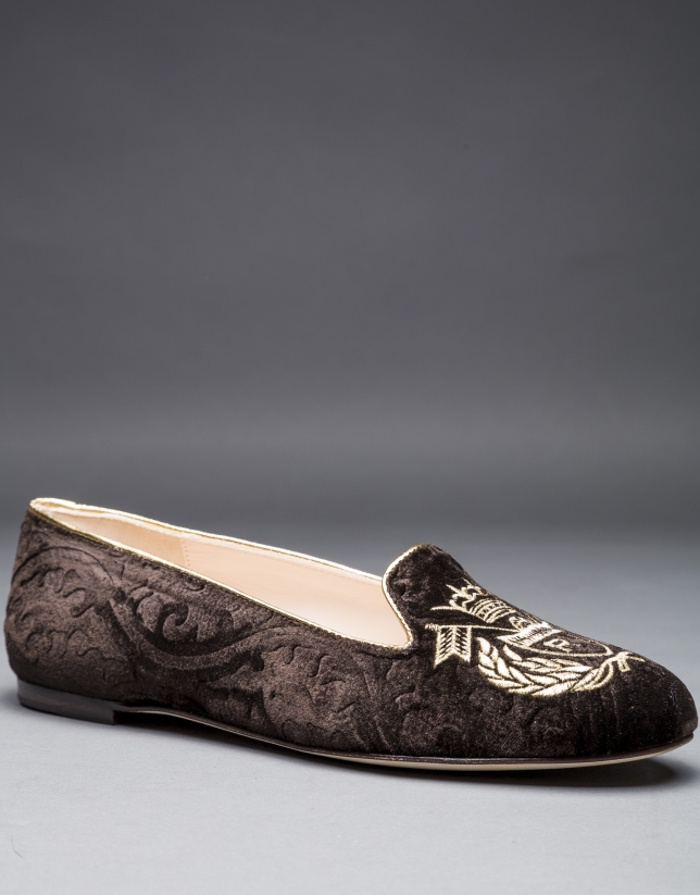 Brown velvet shoes with embroidered RV shield in light gold lurex