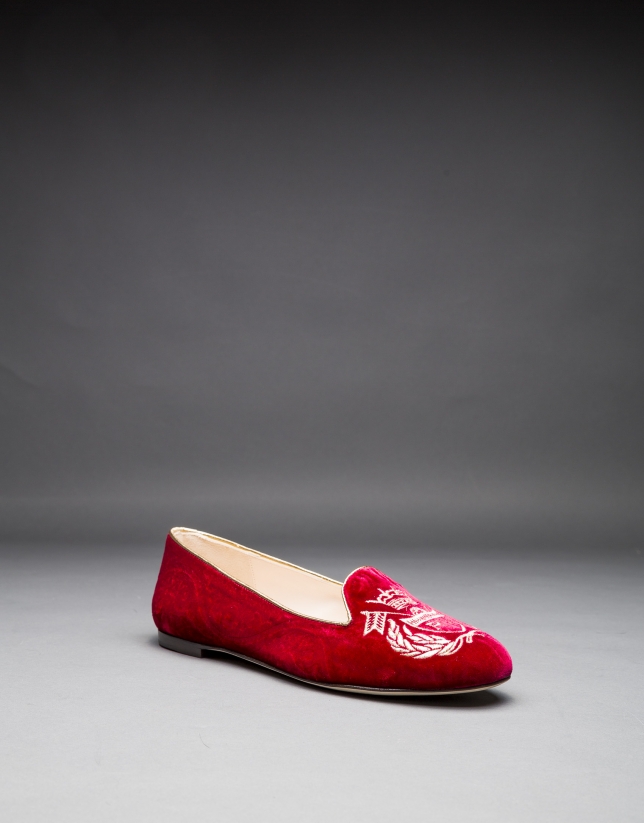 Zapato en terciopelo rojo socuro con escudo bordado en lurex a tono