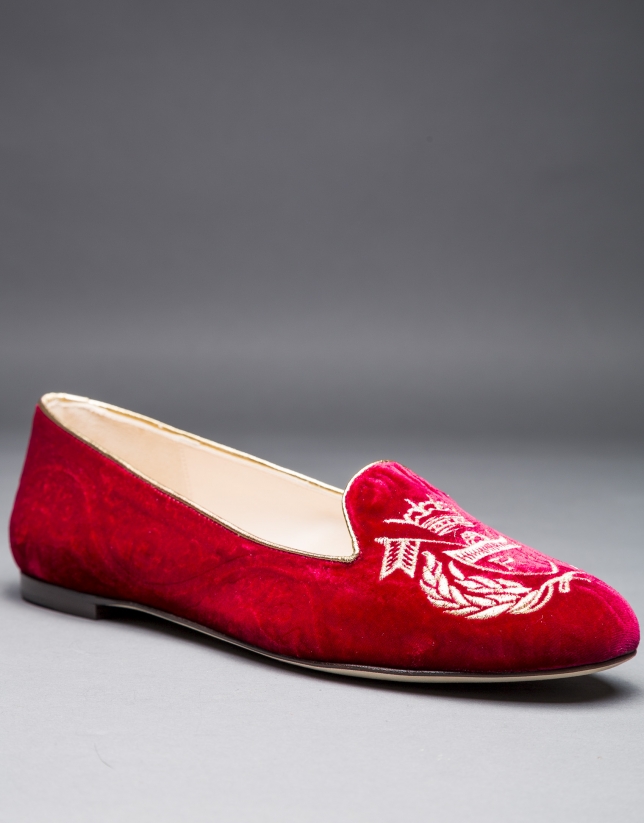 Zapato en terciopelo rojo socuro con escudo bordado en lurex a tono