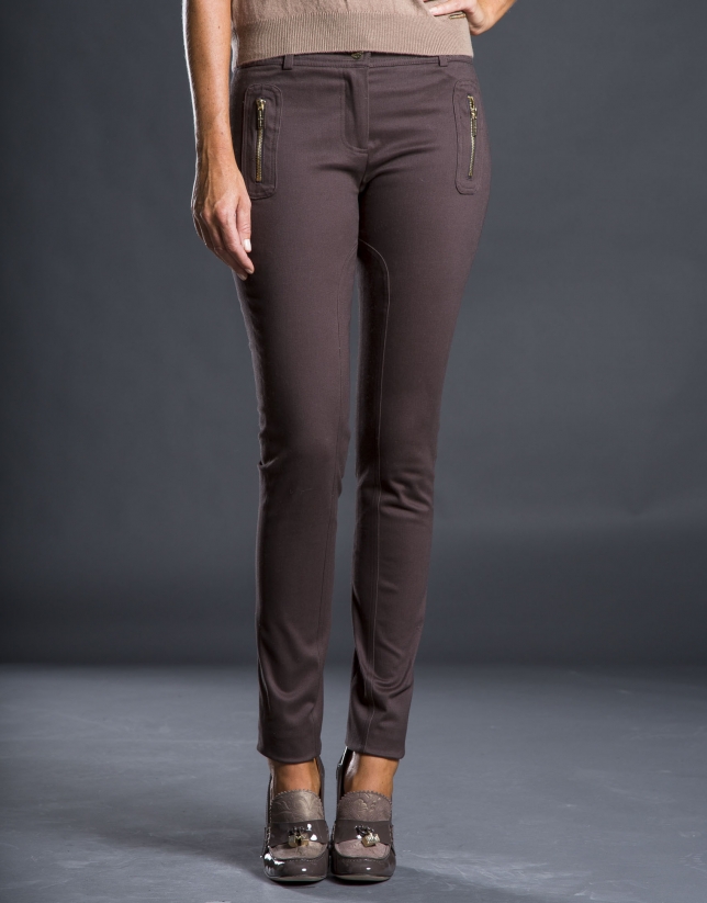 Narrow brown pants with pockets