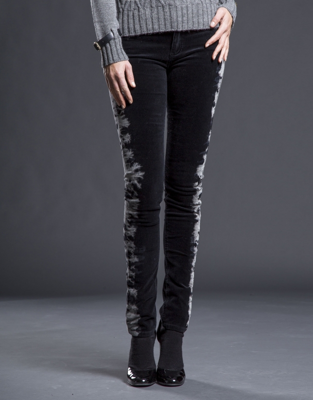 Black jeans with lateral graffiti