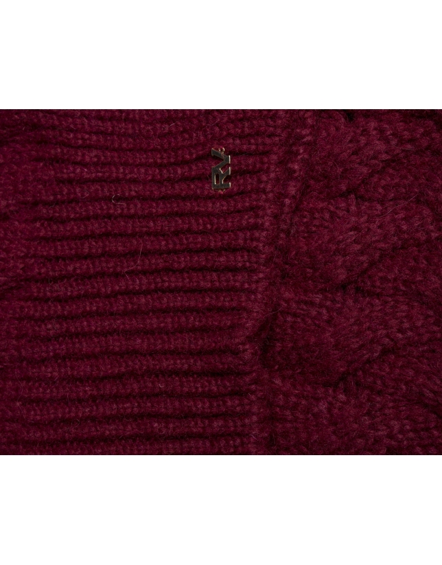 Burgundy knit scarf 