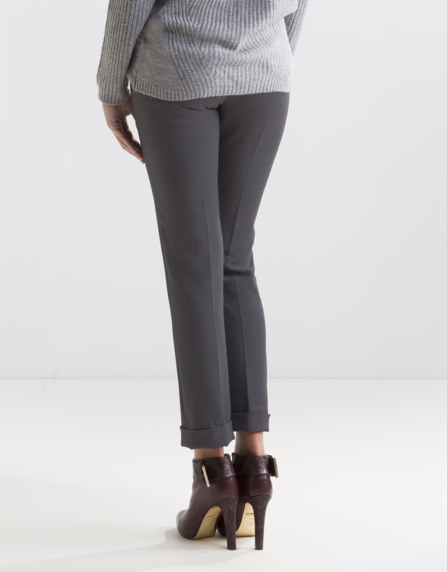 Grey pants with trimmed pockets