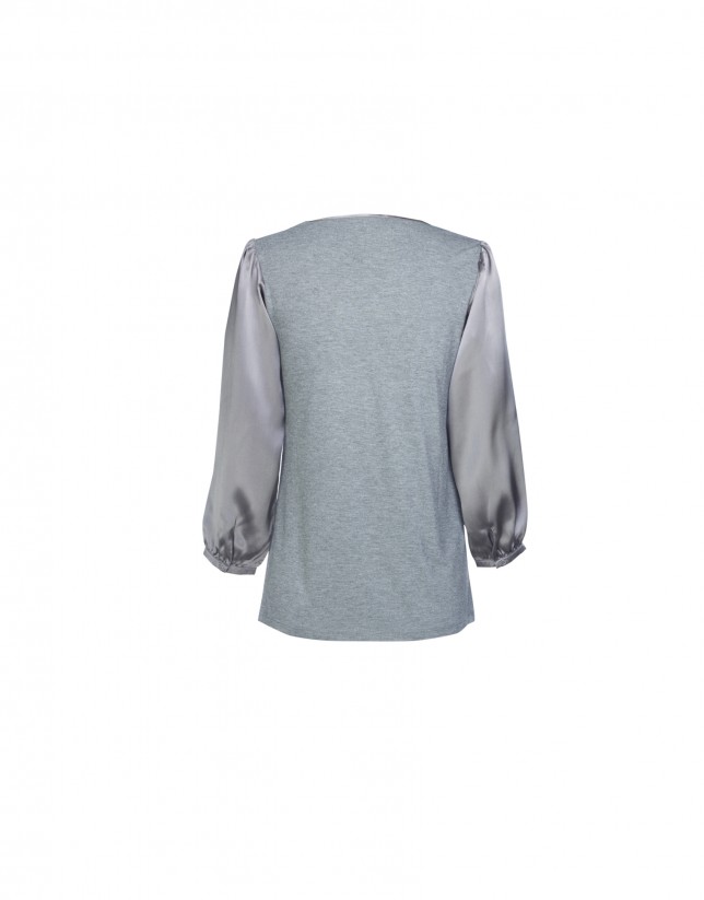 Blusa gris escote redondo y bolsillo