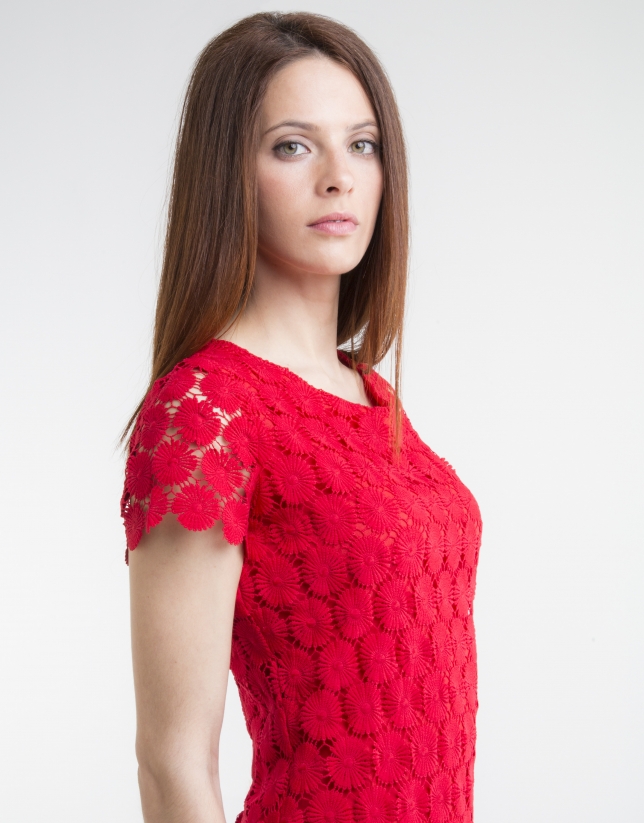 Red short-sleeve lace dress