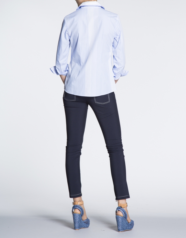 Camisa de algodón manga larga de listas azul y blanco. 