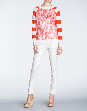 Camiseta lino con estampado coral y franjas.