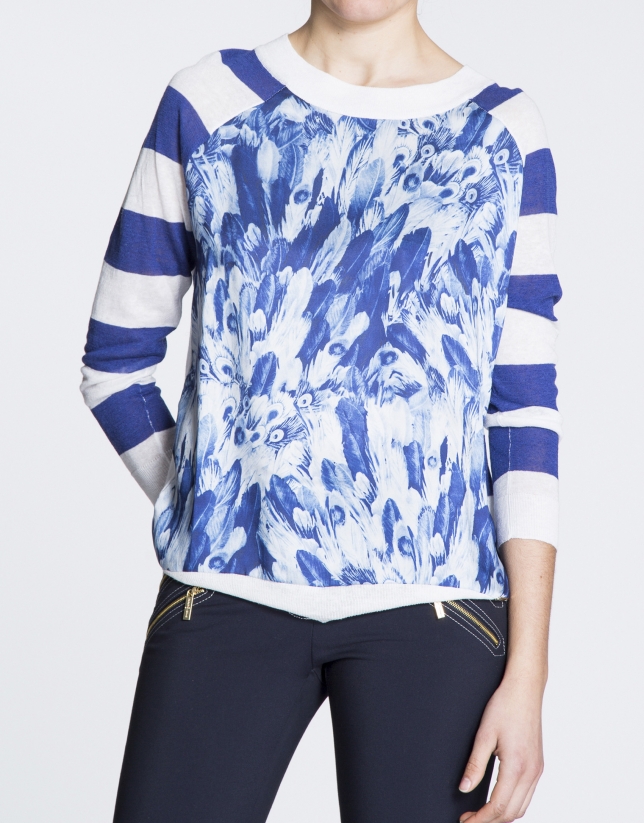 Camiseta lino con estampado azul marino y franjas.