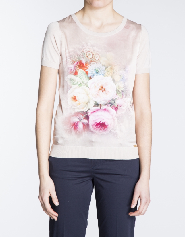 Camiseta nude con estampado floral en seda. 
