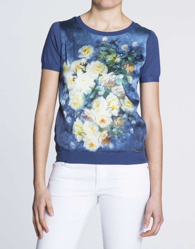Camiseta azul Klein con estampado floral en seda. 