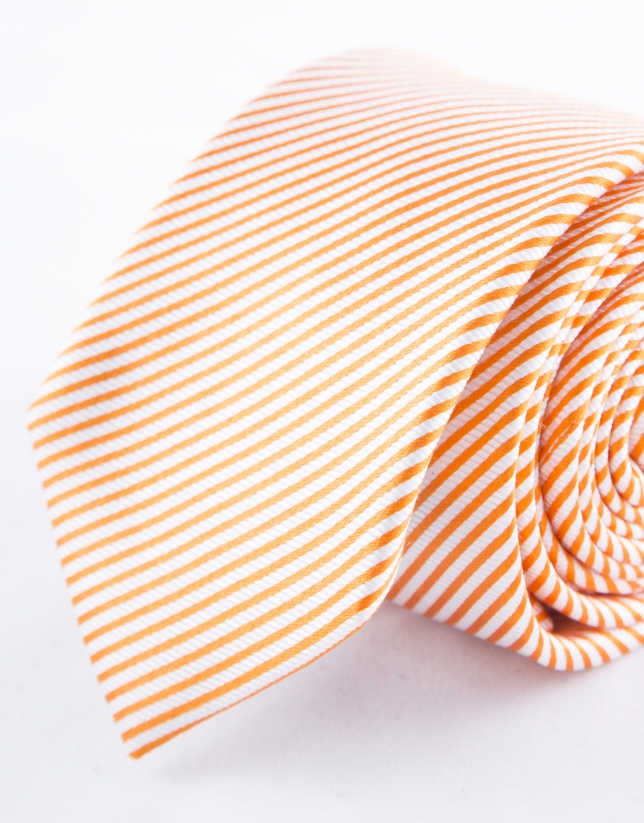 Corbata rayas blancas sobre naranja