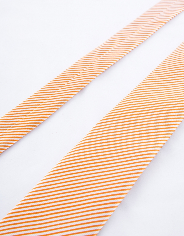Corbata rayas blancas sobre naranja
