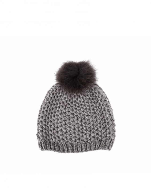Dotted knit cap with fur pompom