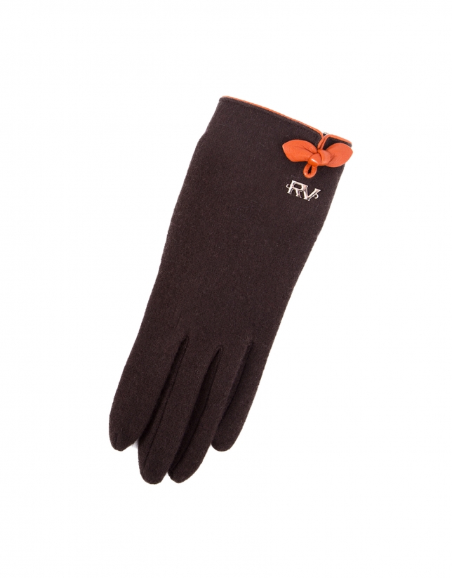Brown knit gloves.